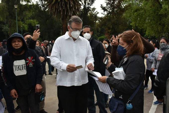 Acude Ebrard, Sheinbaum y Delgado a emitir voto para elegir nuevos consejeros de Morena