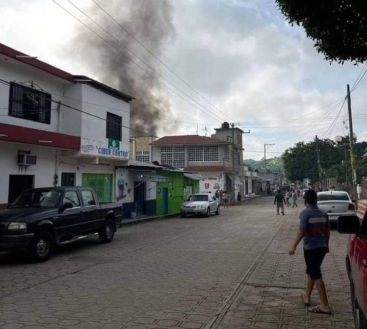 Habitantes de José María Morelos, Chiapas, queman casa del alcalde Carlos Montejo