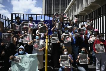 Periodistas protestan contra detenci&oacute;n de titular del diario El Peri&oacute;dico en Guatemala