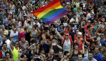 Comunidad gay de Espa&ntilde;a se resigna a la abstinencia para protegerse de la viruela del mono