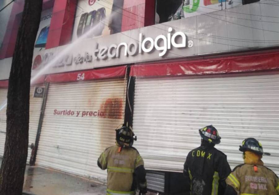Se registra incendio en Plaza de la Tecnología; hay dos locales afectados