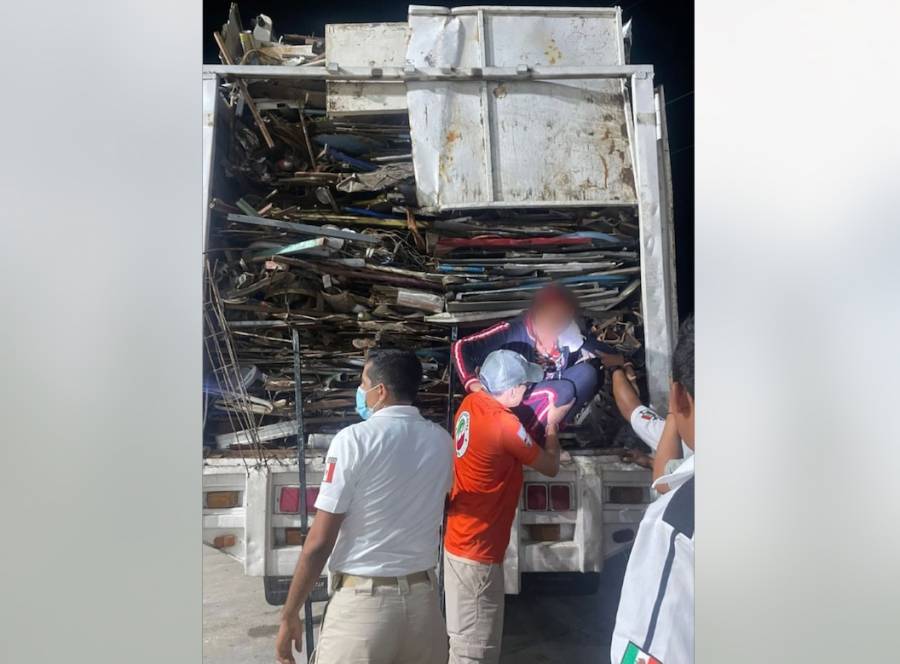 Detienen en Veracruz a 45 migrantes que viajaban en compartimiento oculto de un camión