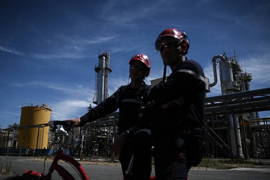 La OPEP+ acuerda ligero aumento de producción en petróleo pese a la presión de EEUU