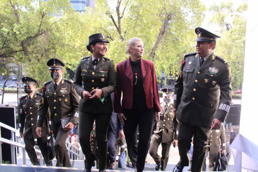 Recorre Verónica Camino exposición fotográfica en homenaje a las Fuerzas Armadas