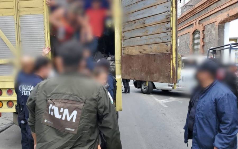 Detienen en Puebla a 116 migrantes que viajaban hacinados en un camión