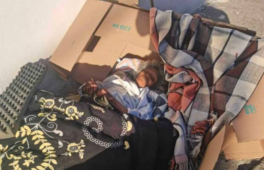 Presuntos familiares, abandonan a abuelita dentro de cajas de cartón en Puebla