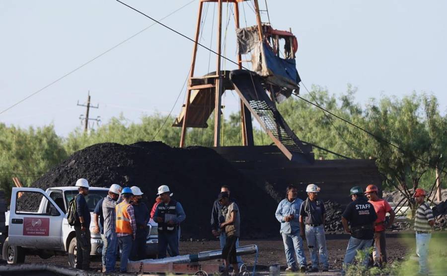 Continúan labores de rescate de 10 mineros atrapados; desconocen cuánto tardarán