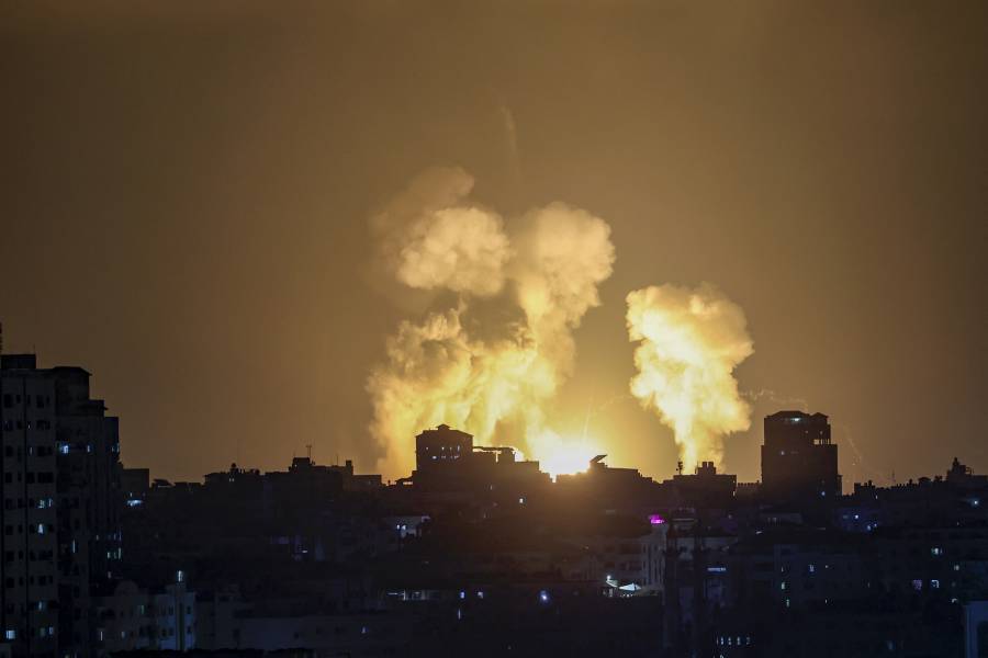 Civiles y combatientes palestinos mueren en bombardeo israelí en Gaza