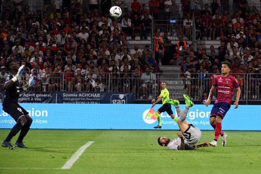 Lionel Messi marca golazo de 