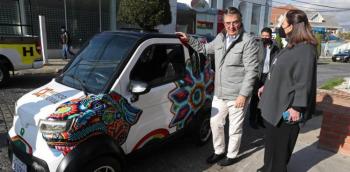 En Bolivia Ebrard conduce auto el&eacute;ctrico y anuncia producci&oacute;n en M&eacute;xico
