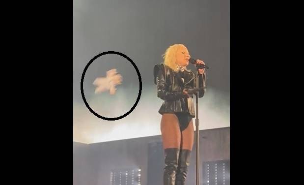 Golpean a Lady Gaga con peluche del Dr. Simi