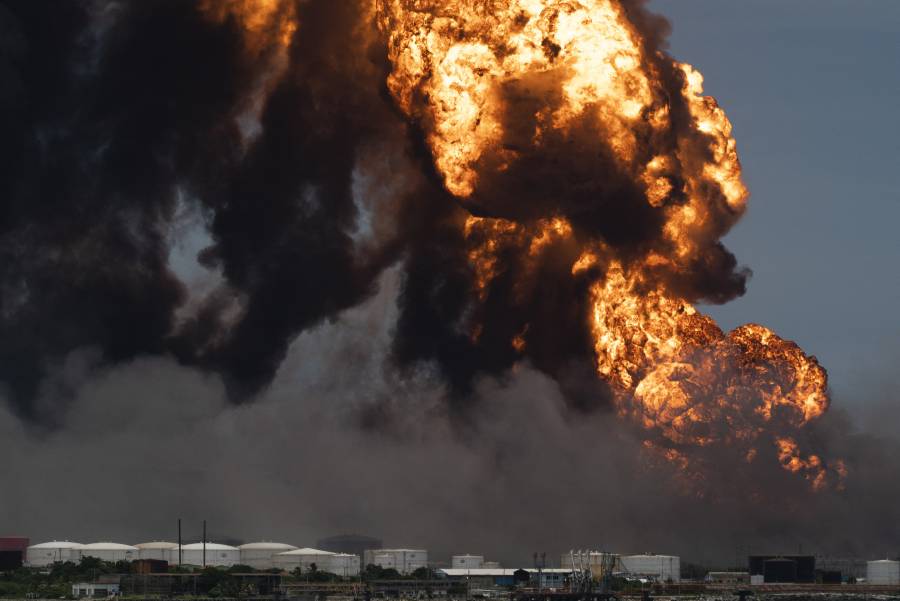 Crean cerco de contenci&oacute;n en torno a tercer tanque de combustible en Matanzas