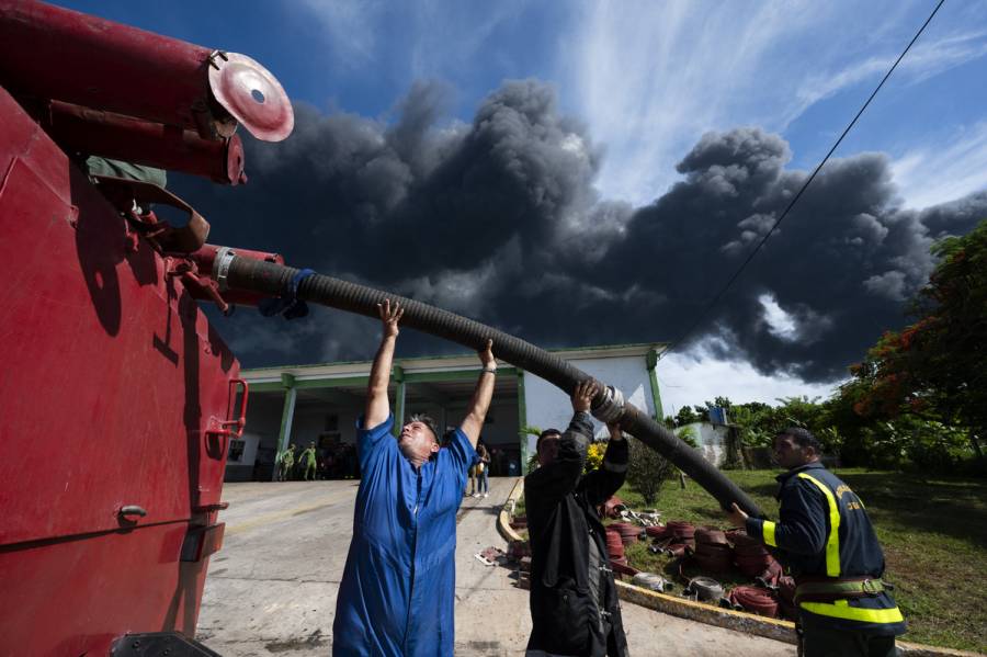 Incendio de combustible en Cuba se extiende a un tercer depósito