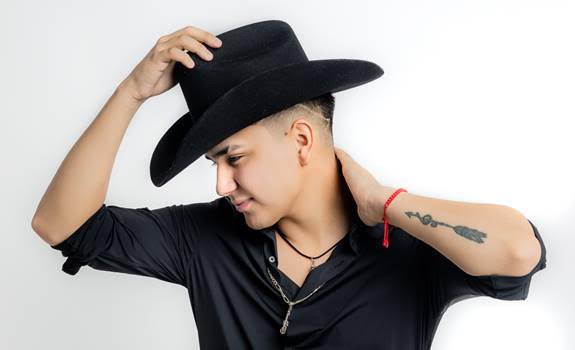 Uriel Barrera presenta “Qu&eacute; de raro tiene”