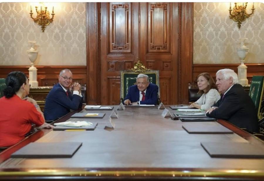 AMLO recibe en Palacio Nacional al director de Bayer