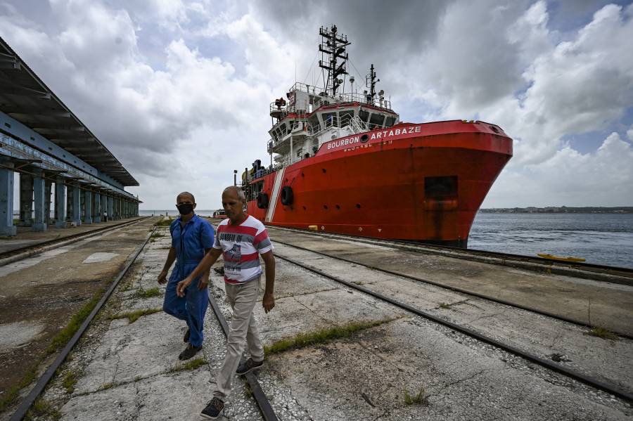 Llegan a Cuba dos buques mexicanos para ayudar a combatir incendio petrolero