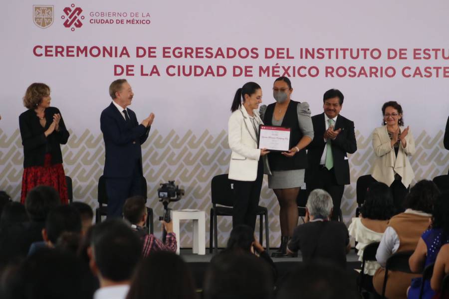 Entregan certificados a los primeros 499 egresados del Instituto Rosario Castellanos