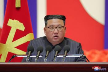 Líder de Corea del Norte canta 