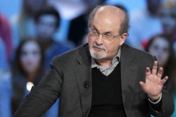 Apu&ntilde;alan al escritor Salman Rushdie en Nueva York