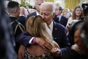Biden condena el 