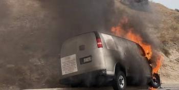 Sujetos armados incendian autos y unidades de transporte en Baja California