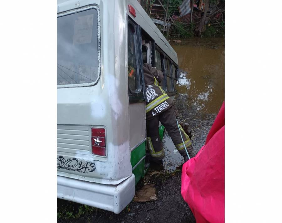 Microbús cae a canal de Xochimilco; chofer estaba “echando carreritas”
