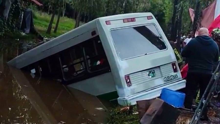 Microbús se hunde con usuarios en canal de Xochimilco