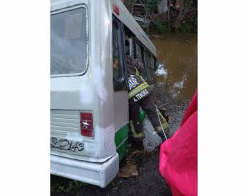 Microbús cae a canal de Xochimilco; chofer estaba “echando carreritas”