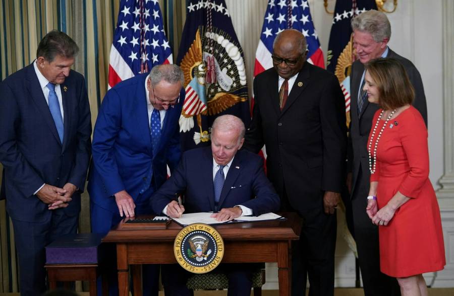 Joe Biden promulga su plan de inversión sobre el clima y la salud