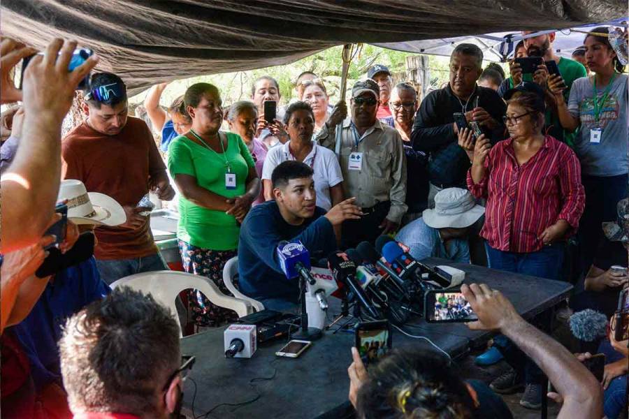 Familias de mineros piden que los entreguen vivos o muertos