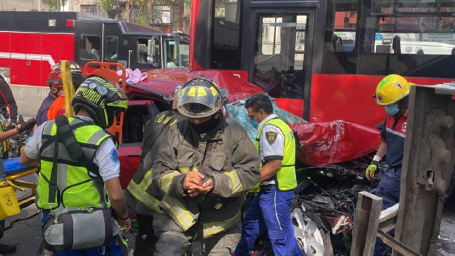 Así rescataron a un hombre que quedó prensado tras choque múltiple en Insurgentes