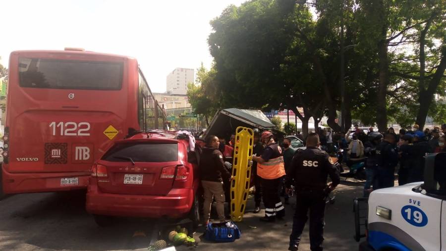 Choque entre Metrobús y vehículos deja seis lesionados en Insurgentes