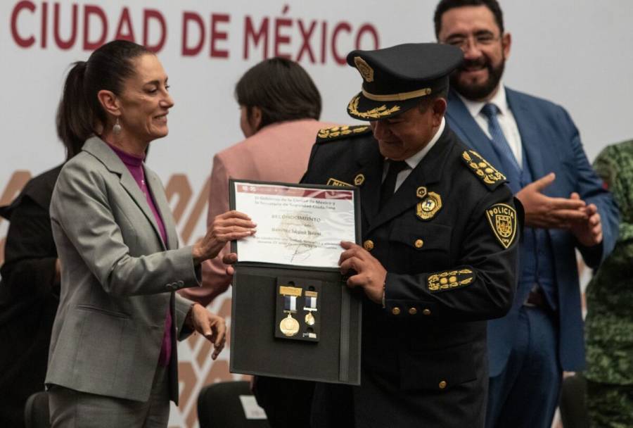 Claudia Sheinbaum y Omar García Harfuch condecoran a 70 policías de la SSC