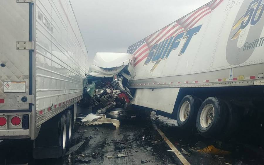 Chocan seis tráileres en la autopista Guadalajara-Colima; un muerto
