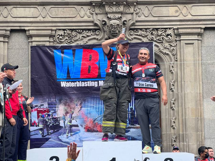 Bomberos CDMX festejan 135 años con carrera en el Centro Histórico