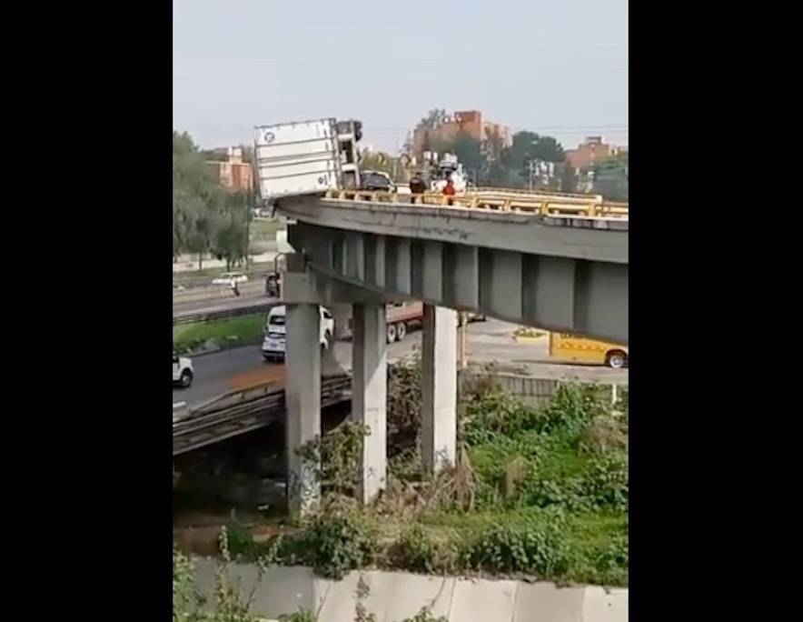 Tráiler a punto de caer de puente genera caos en el Circuito Exterior Mexiquense