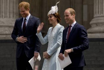 El pr&iacute;ncipe Guillermo y su familia dejan Londres; quieren una vida 