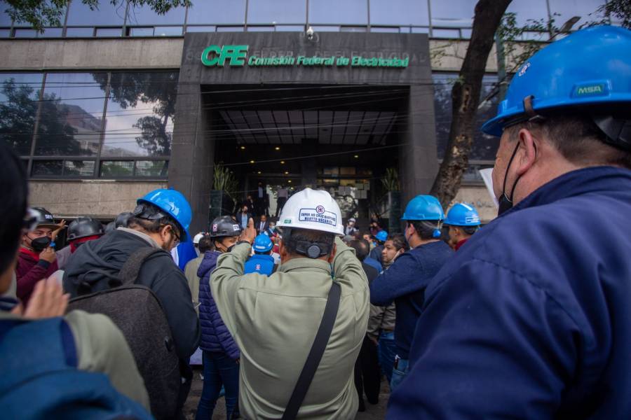 Socios cooperativistas de Cruz Azul se reúnen con funcionarios de la CFE