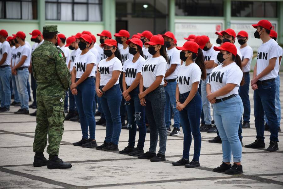 Morena baja iniciativa de servicio militar obligatorio para mujeres