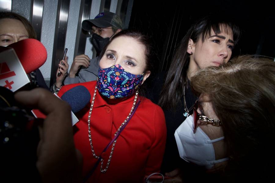 Rosario Robles acude a la FGR para firmar y entregar pasaporte