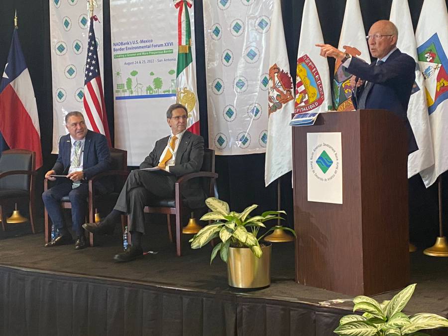 Ken Salazar resalta inversión fronteriza verde entre EEUU y México