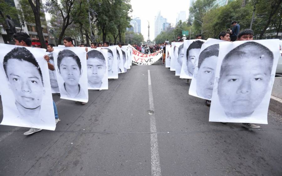 AMLO pide a Encinas volver a dar a conocer informe de Ayotzinapa pero de manera pedagógica