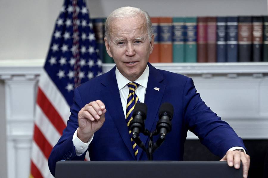 Biden anuncia alivio para graduados universitarios endeudados