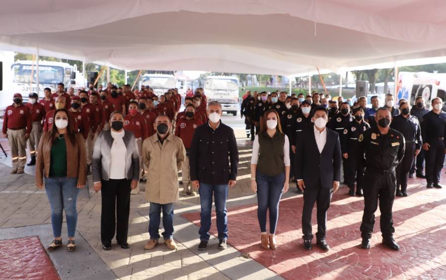 Alcalde de Ecatepec entrega bonos económicos a 164 elementos del Heroico Cuerpo de Bomberos