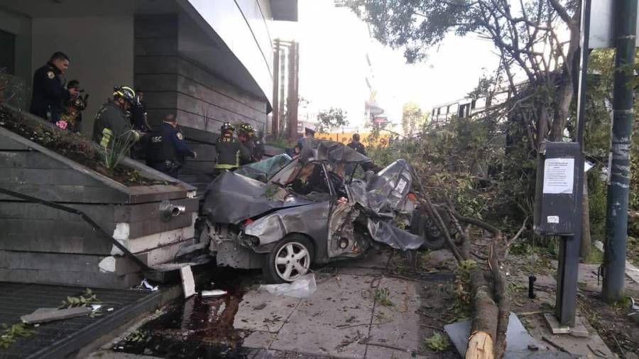 Van dos fallecidos tras impactarse un camión RTP con automovilistas en Cuajimalpa