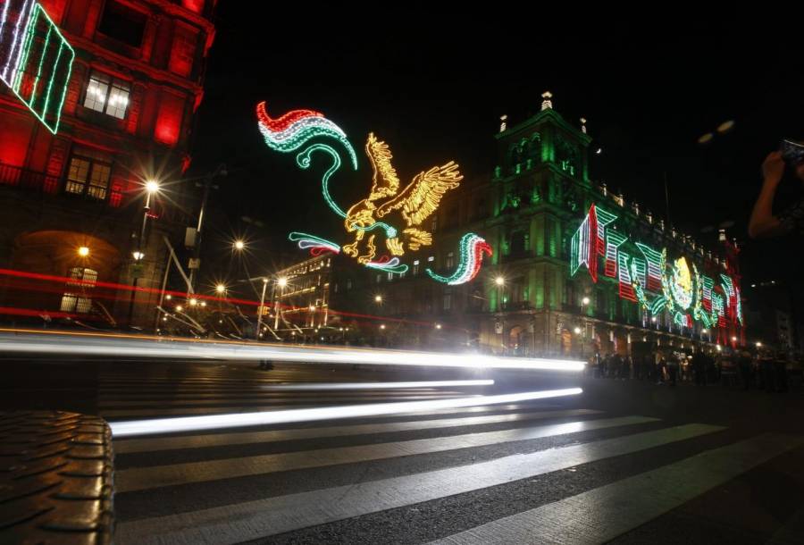 Adornarán cuatro luminarias monumentales el Zócalo capitalino para celebrar la Independencia