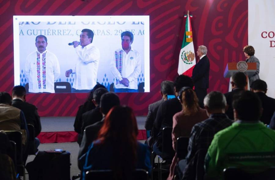 AMLO felicita a alumnos y padres de familia por regreso a clases