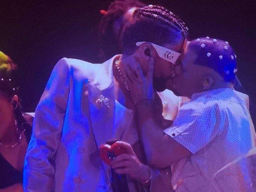 Bad Bunny sorprende al besar a su bailar&iacute;n en los MTV VMAs 2022