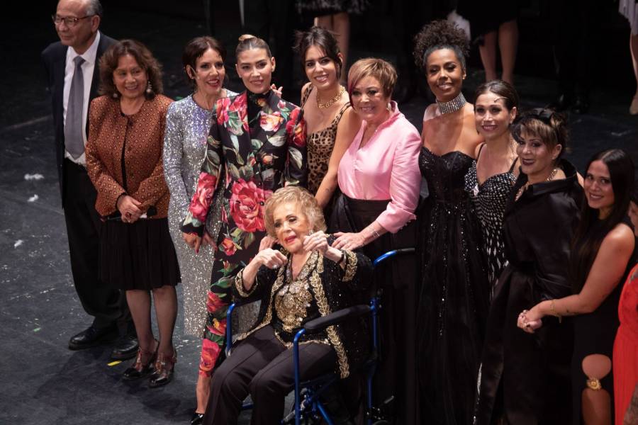 Silvia Pinal recibe emotivo homenaje en Bellas Artes