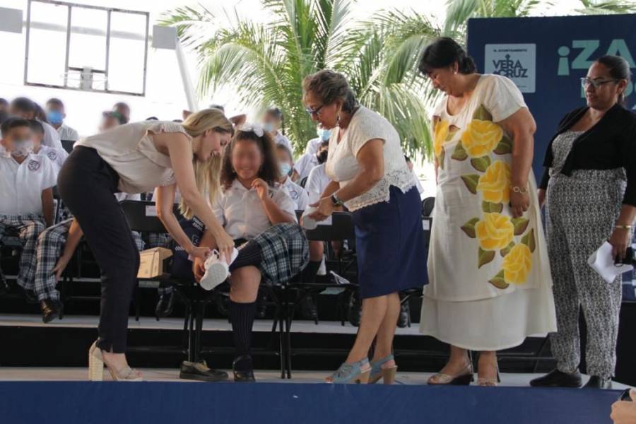 Entrega alcaldesa Lobeira Rodríguez 46 mil paquetes escolares en Veracruz